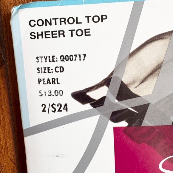 New Hanes Silk Reflections Control Top Reinforced Toe Pantyhose C-D Color Pearl - Picture 2 of 6